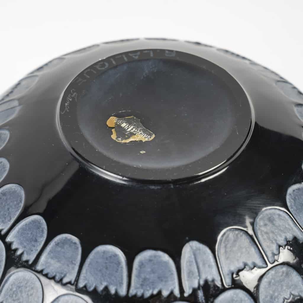 Vase « Grenade » verre noir patiné blanc de René LALIQUE | Biron Vase "Grenade" verre noir patiné blanc de René LALIQUE