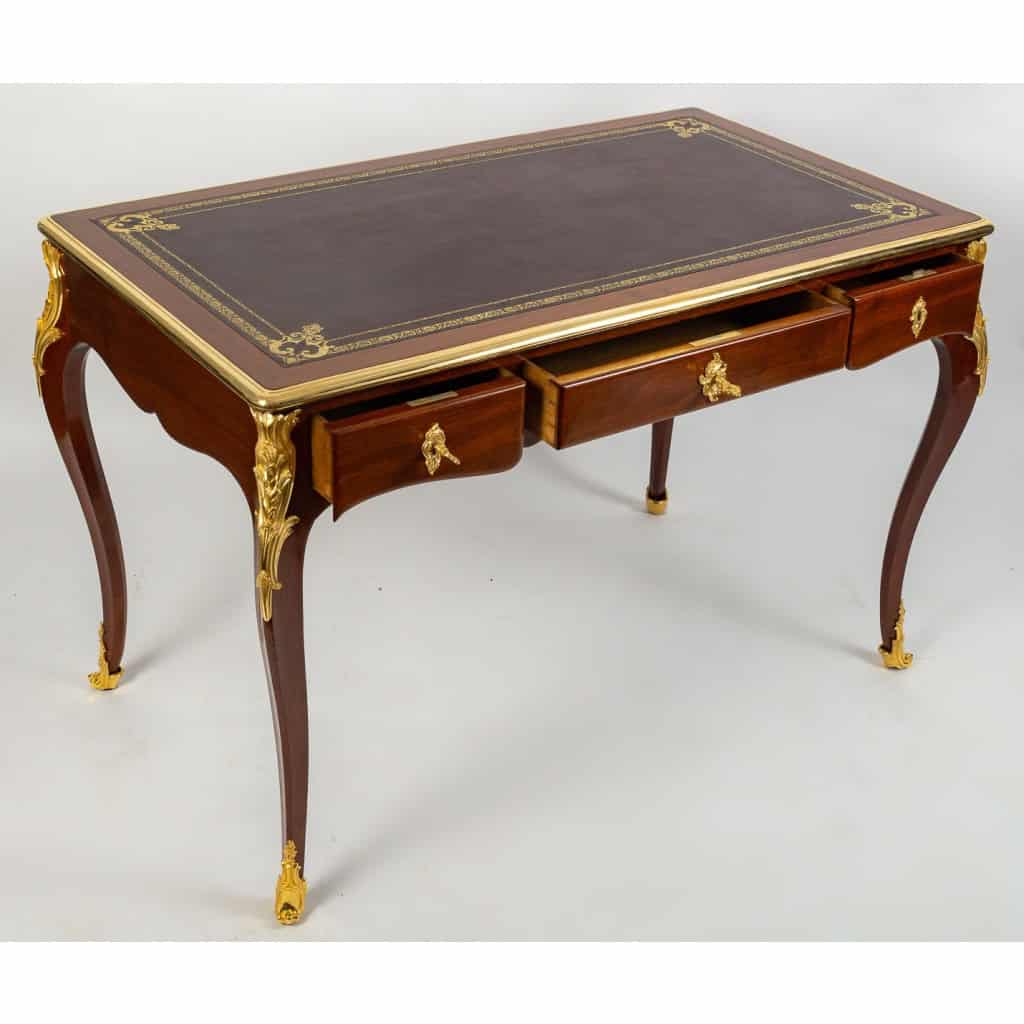 Bureau de style Louis XV d’époque Napoléon III (1848 – 1870). | Biron Bureau de style Louis XV d'époque Napoléon III (1848 - 1870).