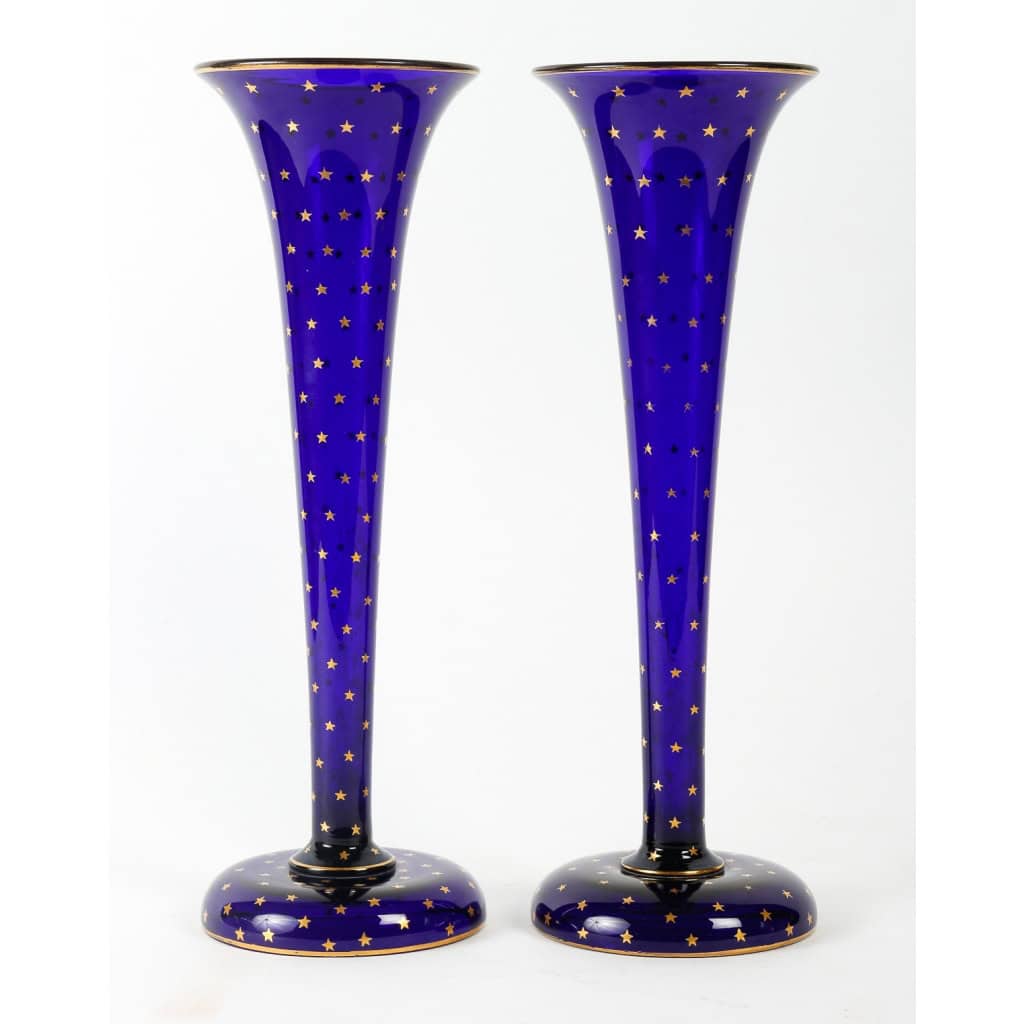 Paire de vases soliflores bleus en cristal, à décor d’étoiles dorées, manufacture de Baccarat, XIXe siècle | Biron ||||||||