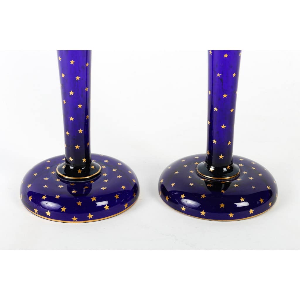 Paire de vases soliflores bleus en cristal, à décor d’étoiles dorées, manufacture de Baccarat, XIXe siècle | Biron Paire de vases soliflores bleus en cristal, à décor d'étoiles dorées, manufacture de Baccarat, XIXe siècle