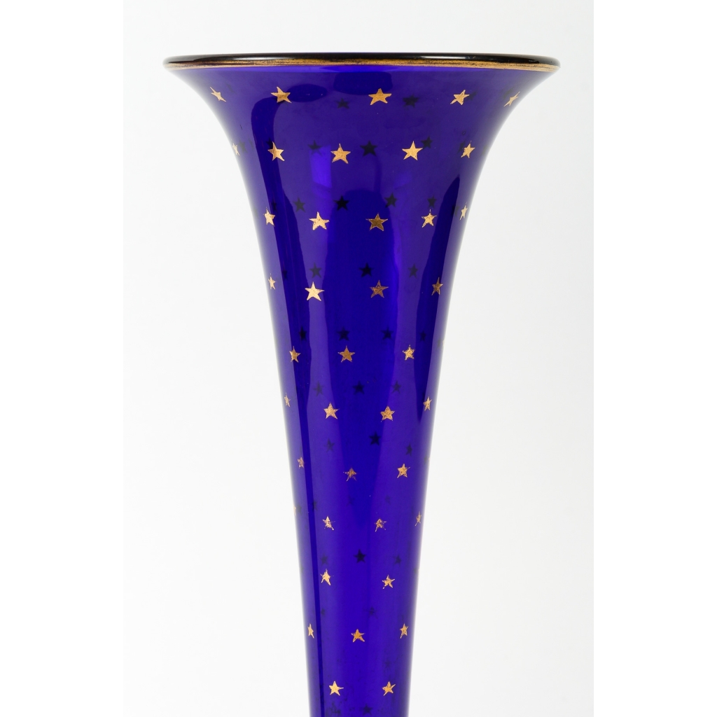 Paire de vases soliflores bleus en cristal, à décor d’étoiles dorées, manufacture de Baccarat, XIXe siècle | Biron Paire de vases soliflores bleus en cristal, à décor d'étoiles dorées, manufacture de Baccarat, XIXe siècle
