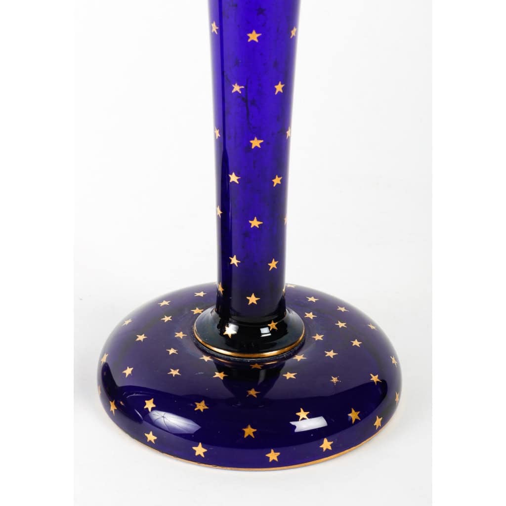 Paire de vases soliflores bleus en cristal, à décor d’étoiles dorées, manufacture de Baccarat, XIXe siècle | Biron Paire de vases soliflores bleus en cristal, à décor d'étoiles dorées, manufacture de Baccarat, XIXe siècle