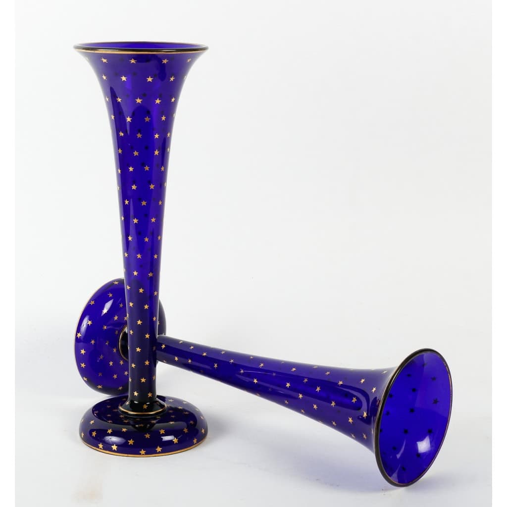 Paire de vases soliflores bleus en cristal, à décor d’étoiles dorées, manufacture de Baccarat, XIXe siècle | Biron Paire de vases soliflores bleus en cristal, à décor d'étoiles dorées, manufacture de Baccarat, XIXe siècle