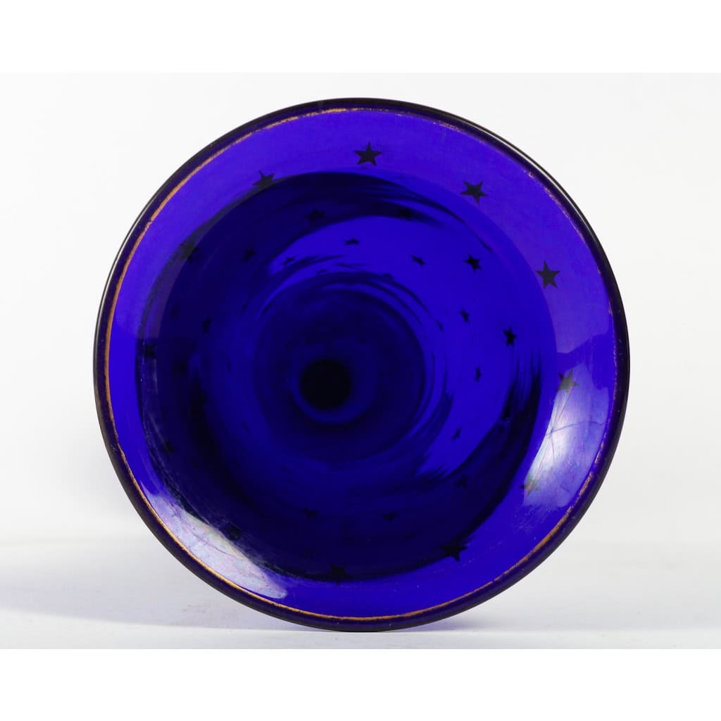 Paire de vases soliflores bleus en cristal, à décor d’étoiles dorées, manufacture de Baccarat, XIXe siècle | Biron Paire de vases soliflores bleus en cristal, à décor d'étoiles dorées, manufacture de Baccarat, XIXe siècle