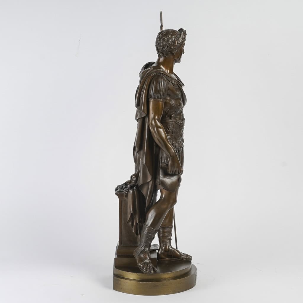 Belle et importante sculpture en ronde-bosse représentant l’Auguste Empereur Jules César. Bronze d’édition à patine cuivrée, travail du XIXe siècle. | Biron Belle et importante sculpture en ronde-bosse représentant l’Auguste Empereur Jules César. Bronze d’édition à patine cuivrée, travail du XIXe siècle.
