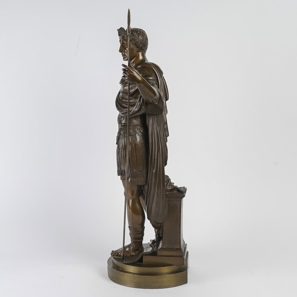 Belle et importante sculpture en ronde-bosse représentant l’Auguste Empereur Jules César. Bronze d’édition à patine cuivrée, travail du XIXe siècle. | Biron Belle et importante sculpture en ronde-bosse représentant l’Auguste Empereur Jules César. Bronze d’édition à patine cuivrée, travail du XIXe siècle.