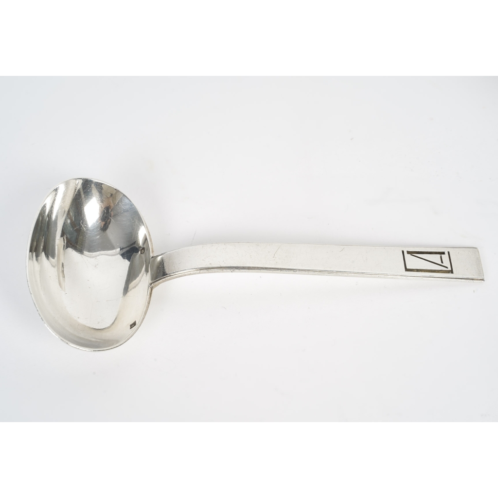 Jean PUIFORCAT (1897-1945) Saucière et sa cuillère de forme rectangulaire en argent Minerve