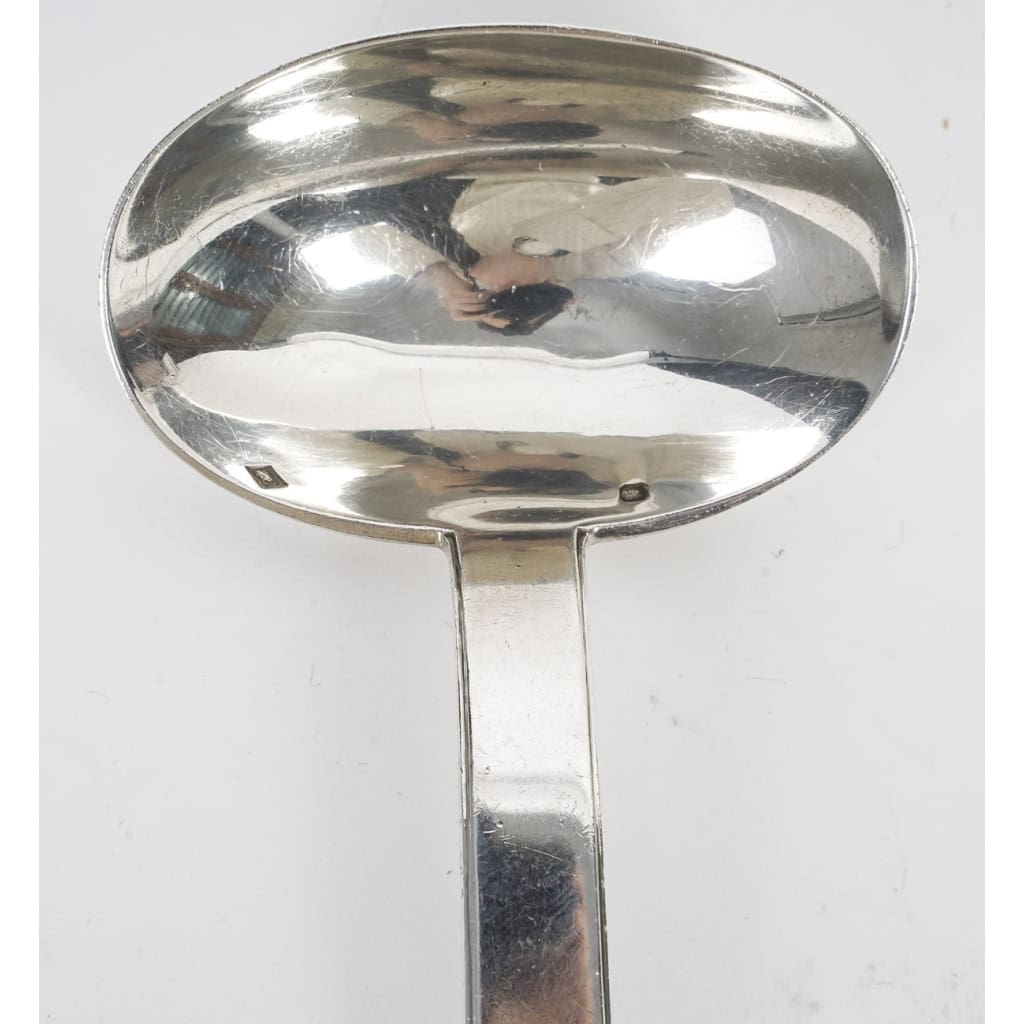 Jean PUIFORCAT (1897-1945) Saucière et sa cuillère de forme rectangulaire en argent Minerve