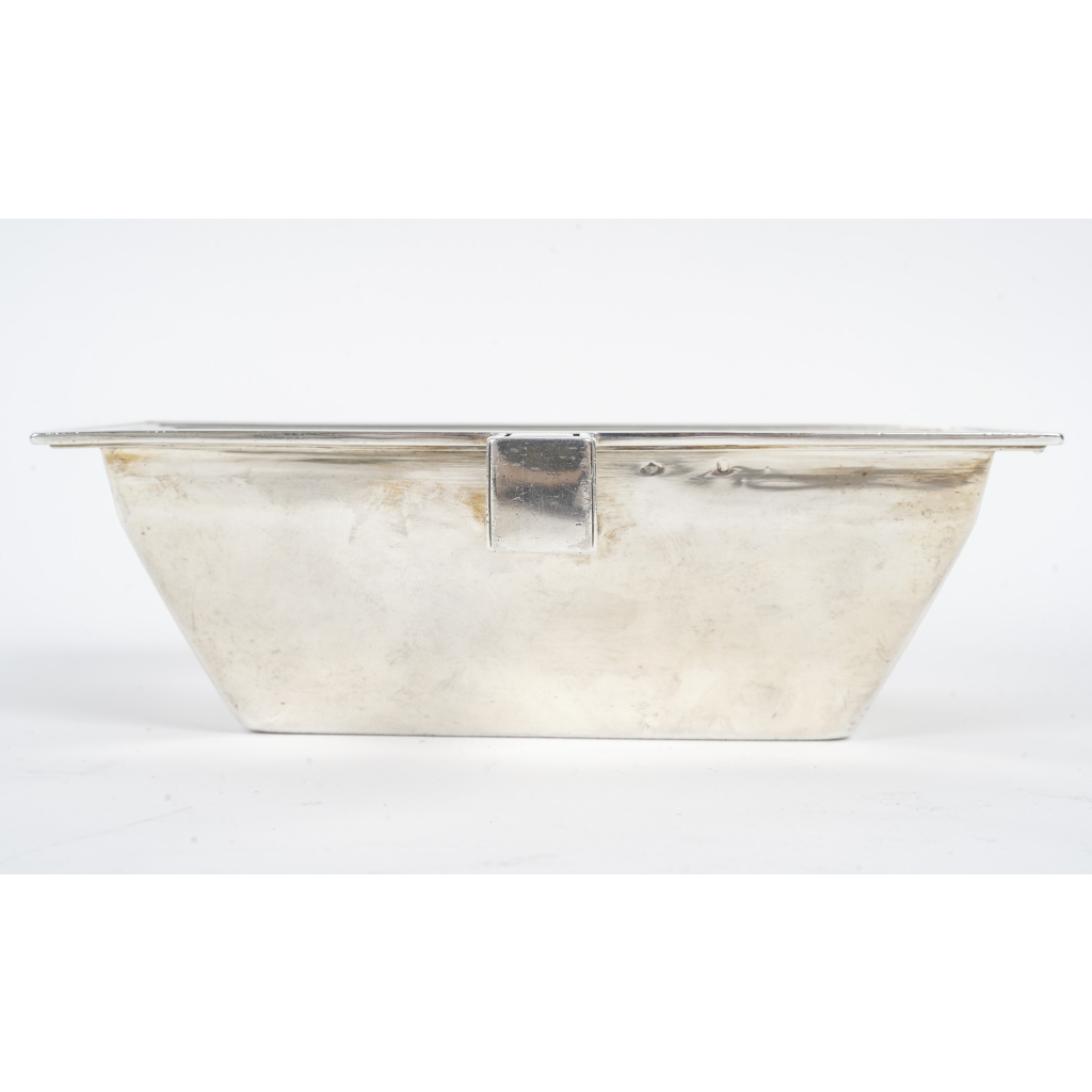 Jean PUIFORCAT (1897-1945) Saucière et sa cuillère de forme rectangulaire en argent Minerve