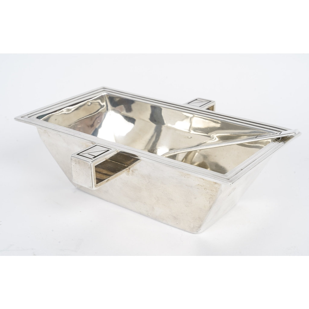 Jean PUIFORCAT (1897-1945) Saucière et sa cuillère de forme rectangulaire en argent Minerve
