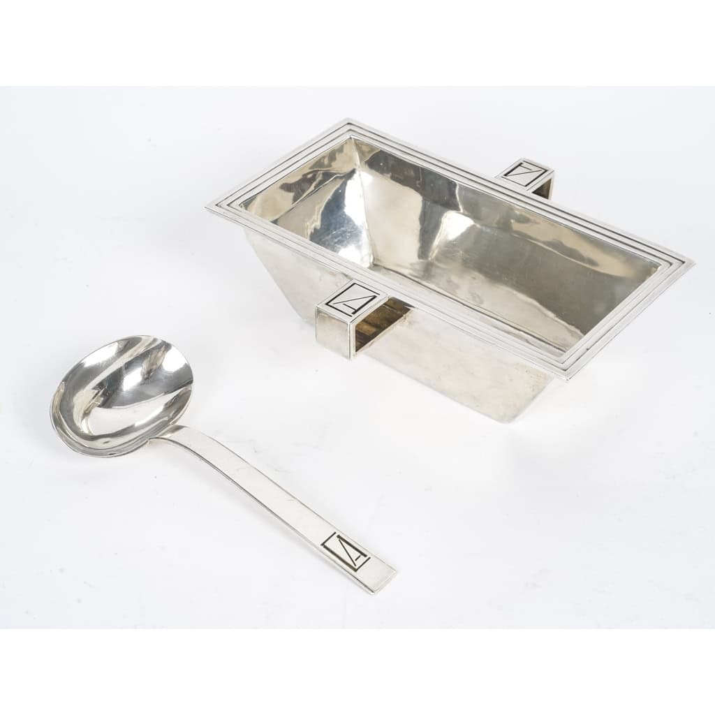 Jean PUIFORCAT (1897-1945) Saucière et sa cuillère de forme rectangulaire en argent Minerve