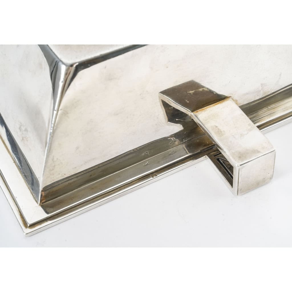 Jean PUIFORCAT (1897-1945) Saucière et sa cuillère de forme rectangulaire en argent Minerve