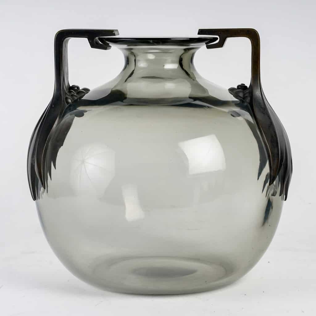Vase « Senlis » verre gris clair et bronze patiné de René LALIQUE | Biron Vase "Senlis" verre gris clair et bronze patiné de René LALIQUE