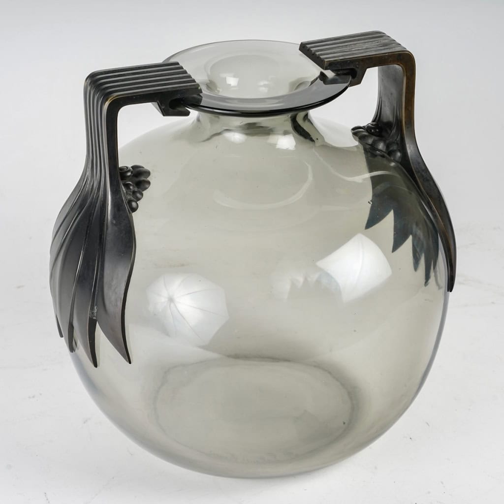 Vase « Senlis » verre gris clair et bronze patiné de René LALIQUE | Biron Vase "Senlis" verre gris clair et bronze patiné de René LALIQUE