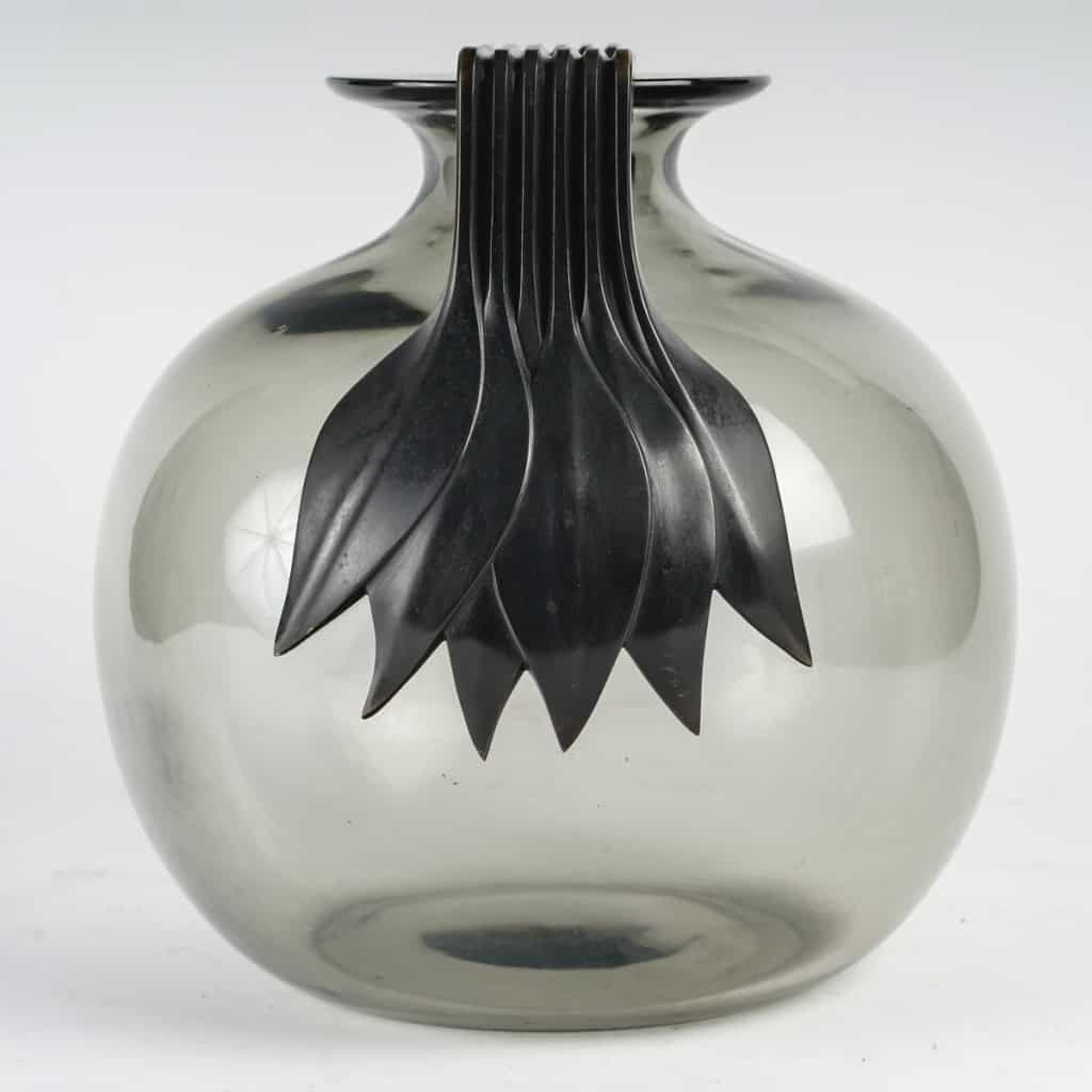 Vase « Senlis » verre gris clair et bronze patiné de René LALIQUE | Biron Vase "Senlis" verre gris clair et bronze patiné de René LALIQUE