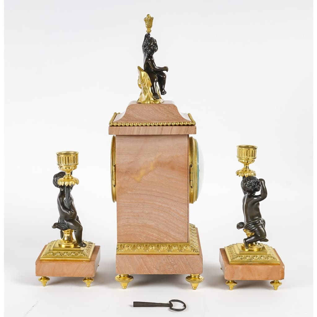 Une Garniture De Cheminée En Bronze Doré Et Marbre Fin XIXème Siècle | Biron Une Garniture De Cheminée En Bronze Doré Et Marbre Fin XIXème Siècle