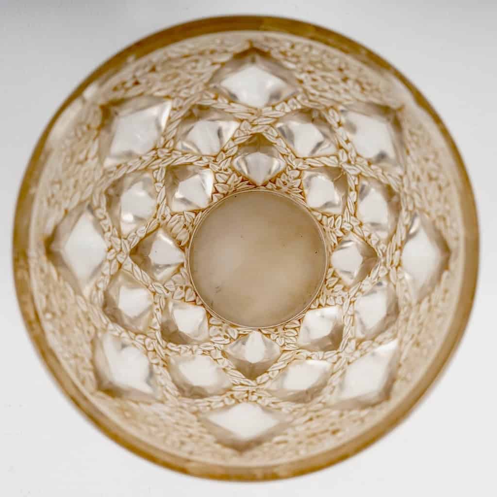Vase « Rampillon » verre blanc patiné sépia de René LALIQUE | Biron Vase "Rampillon" verre blanc patiné sépia de René LALIQUE