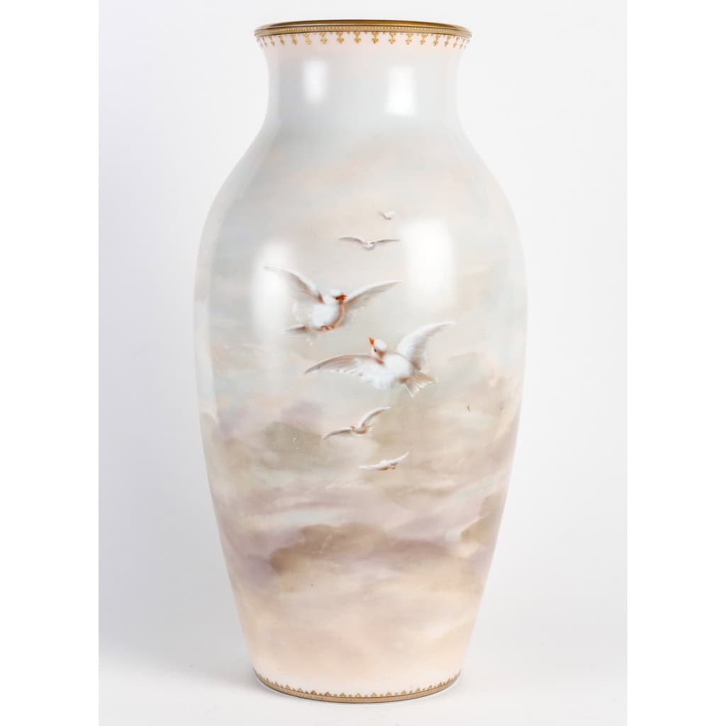 Imposing opaline vase with mythological decoration representing Venus and love, French work of the XIX1st century | Biron Imposing opaline vase with mythological decoration representing Venus and Love, French work from the XIXth century