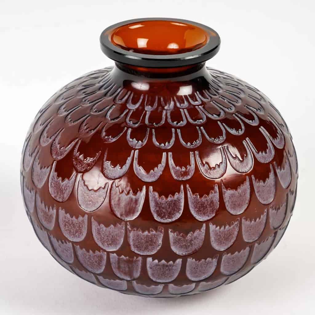 Vase « Grenade » verre rouge ambré patiné blanc de René LALIQUE | Biron Vase "Grenade" verre rouge ambré patiné blanc de René LALIQUE