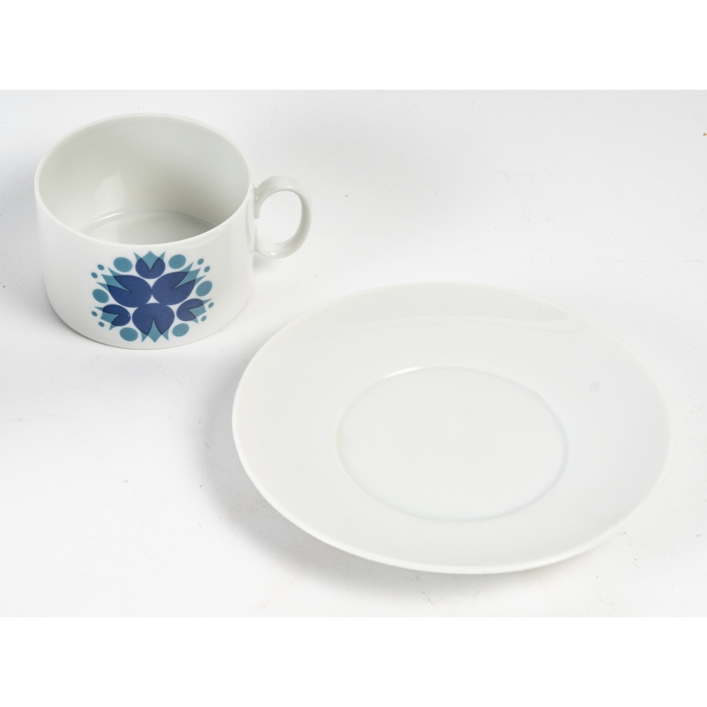 4 tasses et sous-tasses en porcelaine des années 1960 de la Maison Thomas | Biron 4 tasses et sous-tasses en porcelaine des années 1960 de la Maison Thomas