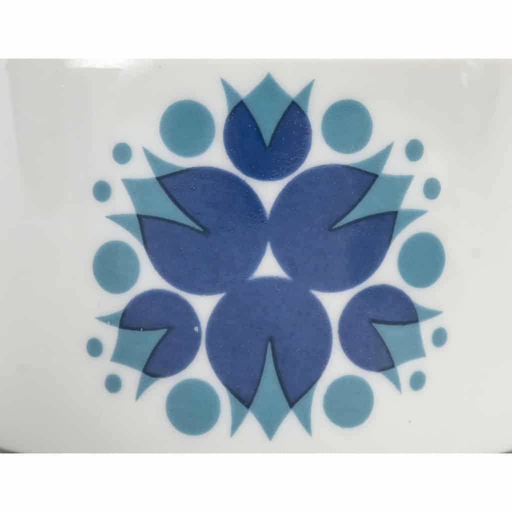 4 tasses et sous-tasses en porcelaine des années 1960 de la Maison Thomas | Biron 4 tasses et sous-tasses en porcelaine des années 1960 de la Maison Thomas