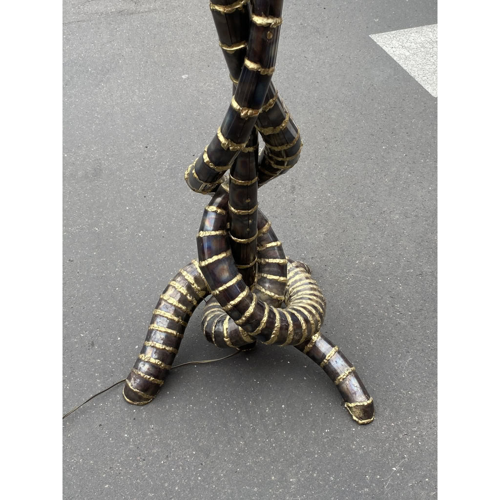 1970′ Lampadaire Palmier Yuka en Laiton Et fer Patiné Maison Jansen 3 Têtes Style Brutaliste | Biron 1970′ Lampadaire Palmier Yuka en Laiton Et fer Patiné Maison Jansen 3 Têtes Style Brutaliste