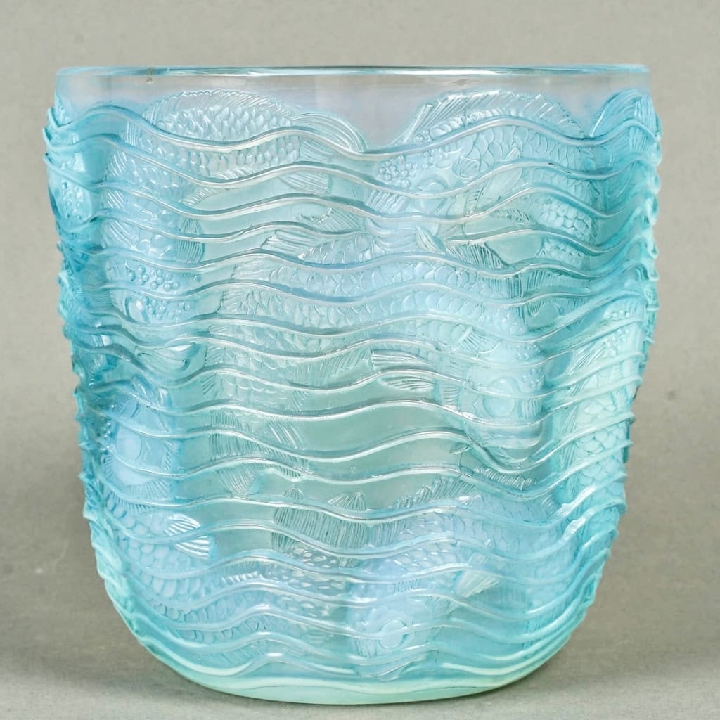 Vase « Dauphins » verre opalescent patiné bleu de René LALIQUE | Biron Vase « Dauphins » verre opalescent patiné bleu de René LALIQUE