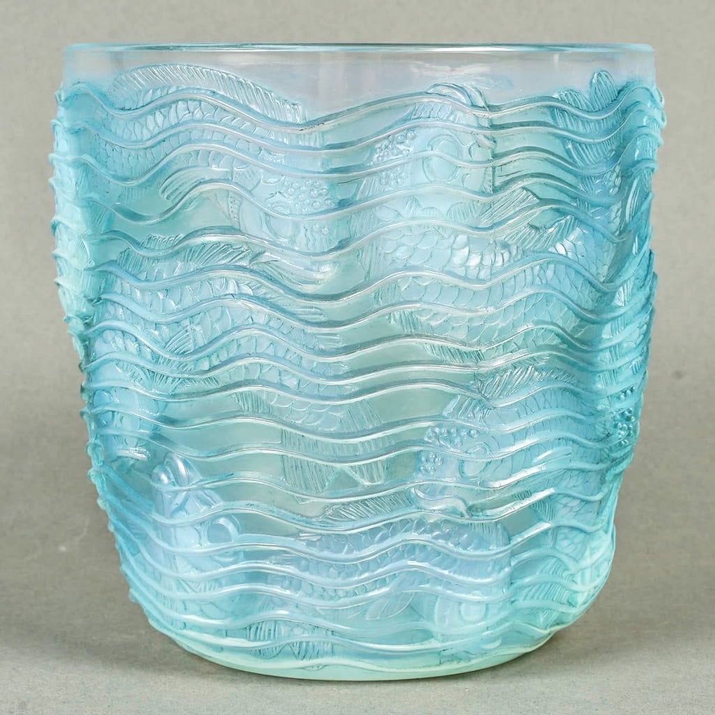 Vase « Dauphins » verre opalescent patiné bleu de René LALIQUE | Biron Vase « Dauphins » verre opalescent patiné bleu de René LALIQUE