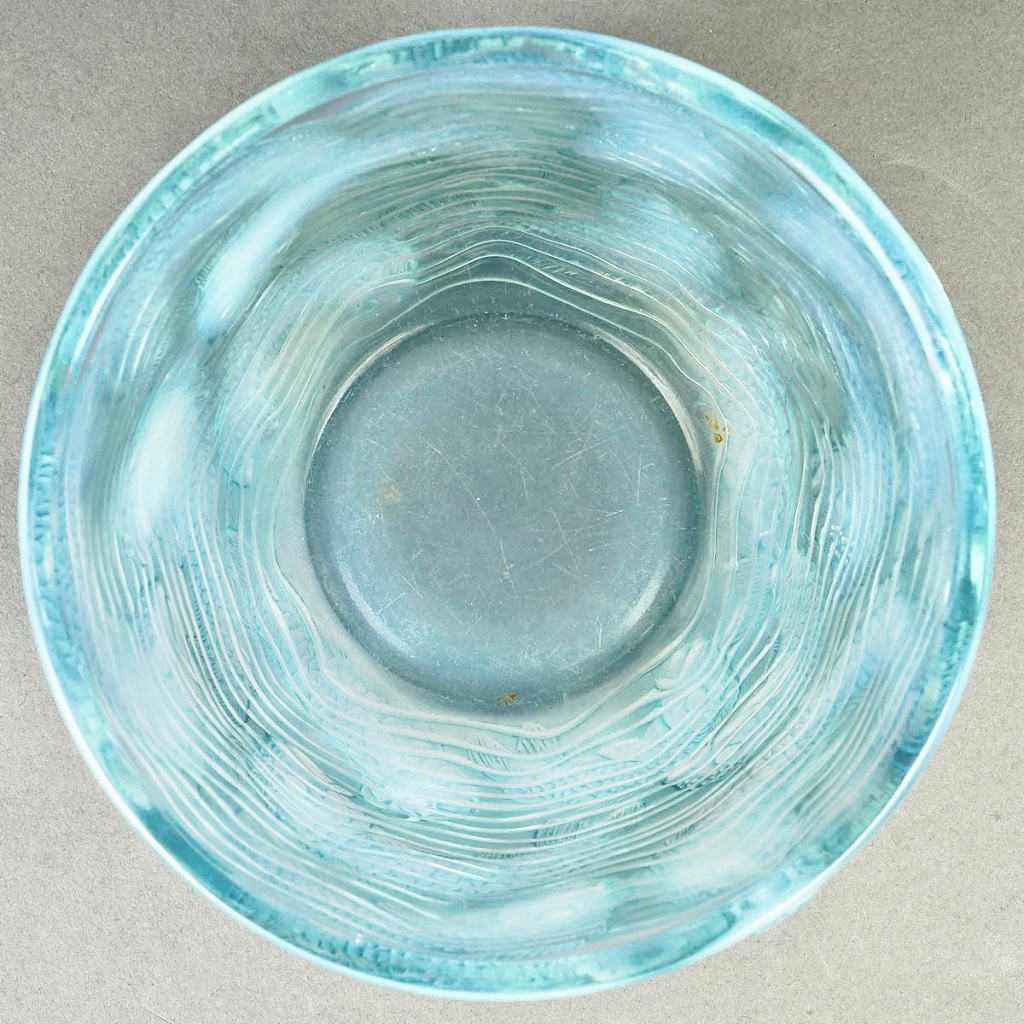 Vase « Dauphins » verre opalescent patiné bleu de René LALIQUE | Biron Vase « Dauphins » verre opalescent patiné bleu de René LALIQUE