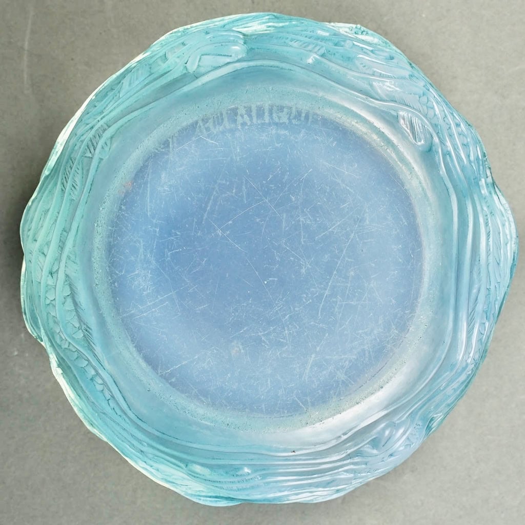 Vase « Dauphins » verre opalescent patiné bleu de René LALIQUE | Biron Vase « Dauphins » verre opalescent patiné bleu de René LALIQUE