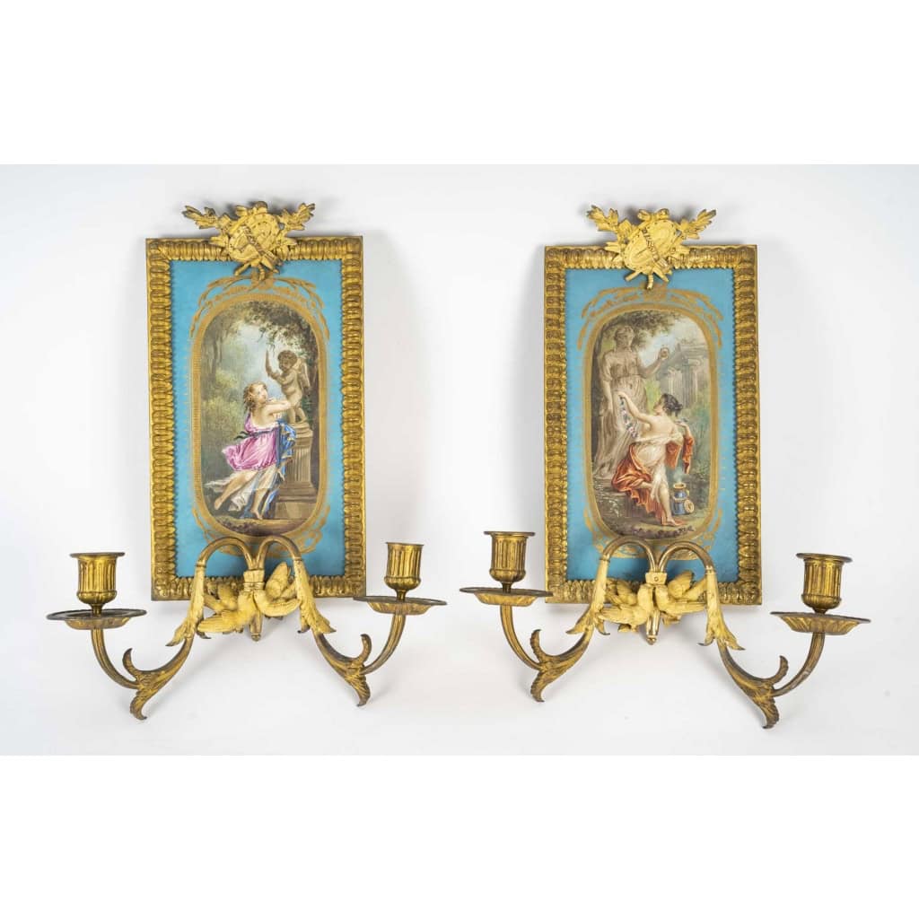Pair d’appliquées en porcelaine de sevrés signé et monture en bronze doré et ciselé d’époque 19em siècle h:43cm | Biron |||||||||