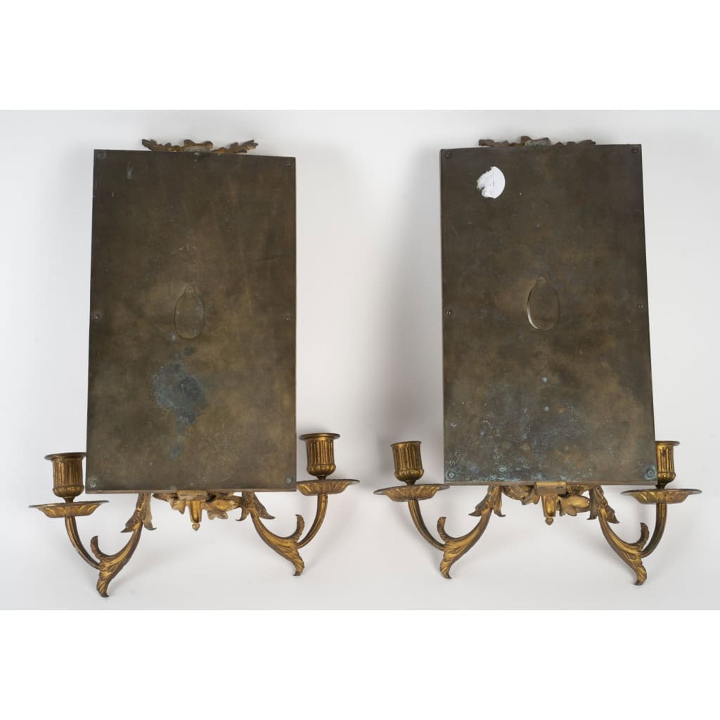 Pair d’appliquées en porcelaine de sevrés signé et monture en bronze doré et ciselé d’époque 19em siècle h:43cm | Biron Pair d’appliquées en porcelaine de sevrés signé et monture en bronze doré et ciselé d’époque 19em siècle h:43cm