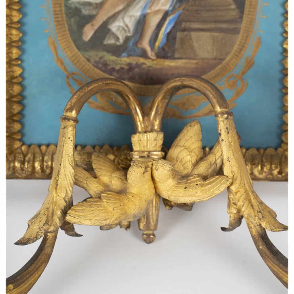 Pair d’appliquées en porcelaine de sevrés signé et monture en bronze doré et ciselé d’époque 19em siècle h:43cm | Biron Pair d’appliquées en porcelaine de sevrés signé et monture en bronze doré et ciselé d’époque 19em siècle h:43cm