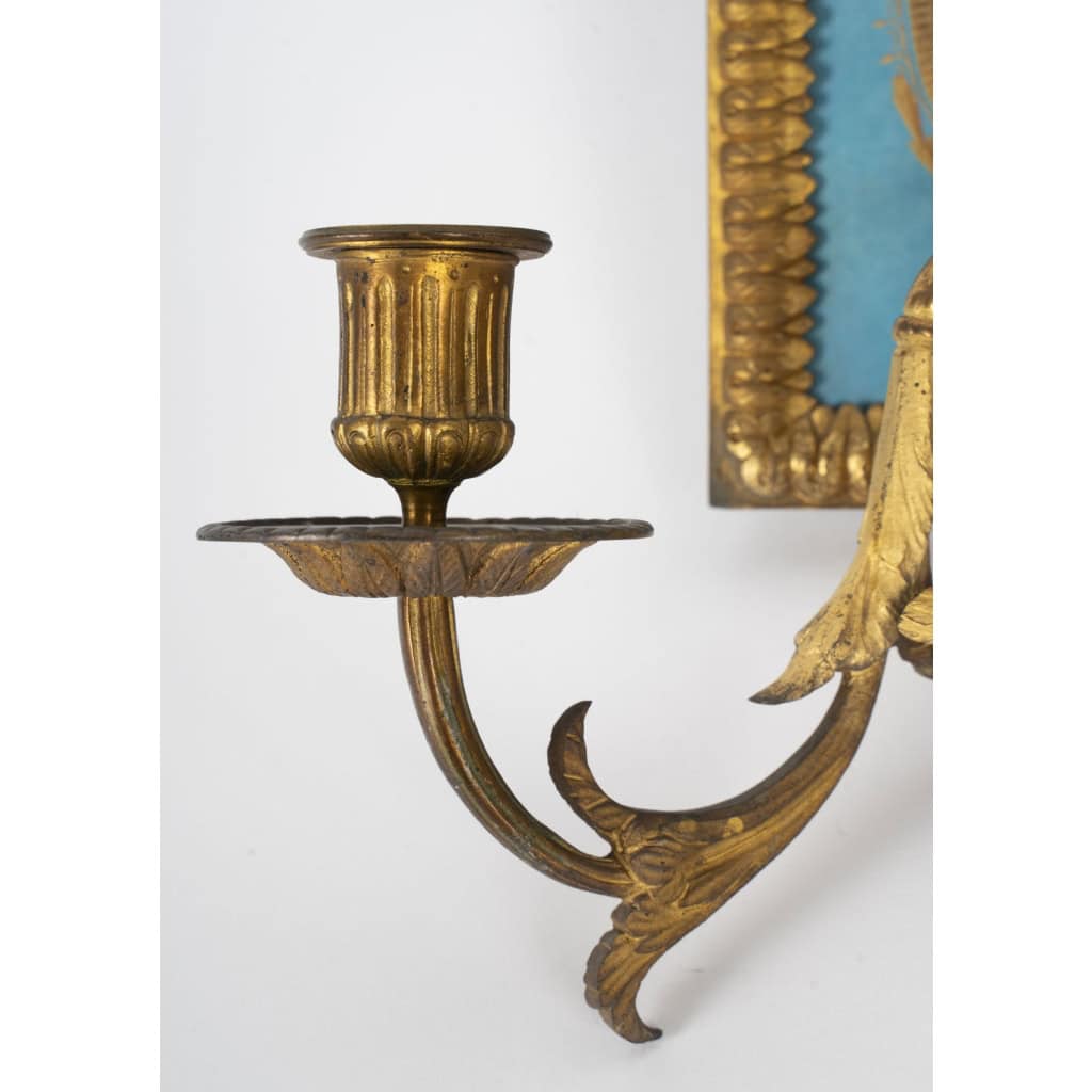 Pair d’appliquées en porcelaine de sevrés signé et monture en bronze doré et ciselé d’époque 19em siècle h:43cm | Biron Pair d’appliquées en porcelaine de sevrés signé et monture en bronze doré et ciselé d’époque 19em siècle h:43cm
