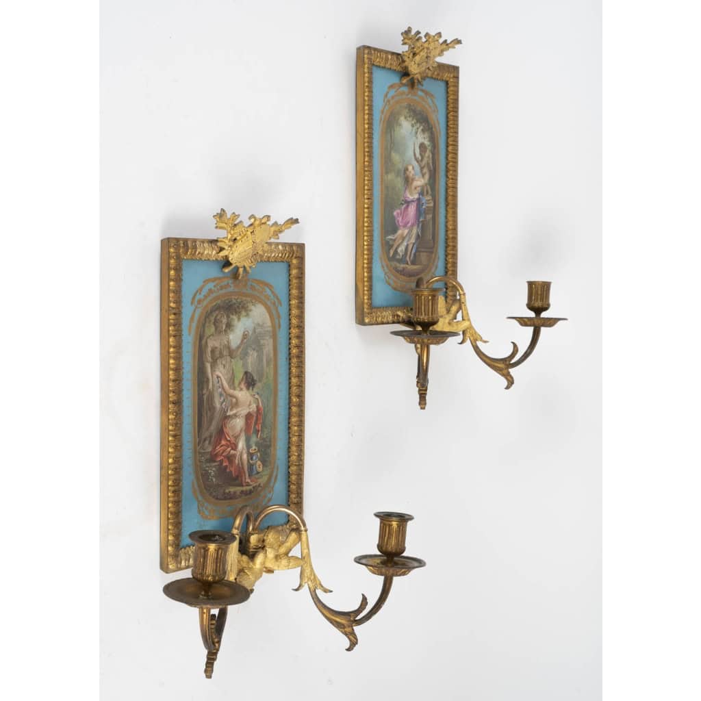 Pair d’appliquées en porcelaine de sevrés signé et monture en bronze doré et ciselé d’époque 19em siècle h:43cm | Biron Pair d’appliquées en porcelaine de sevrés signé et monture en bronze doré et ciselé d’époque 19em siècle h:43cm
