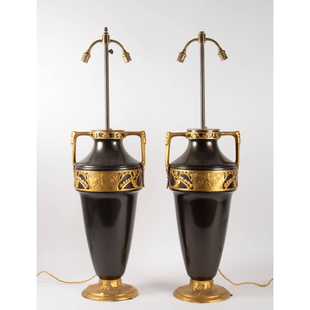 1900′ Paire de Lampes Forme Amphore Bronze Double Patine Époque Art Nouveau Jugenstil Décor Aux Puttis Signées Kayser | Biron |||||||||