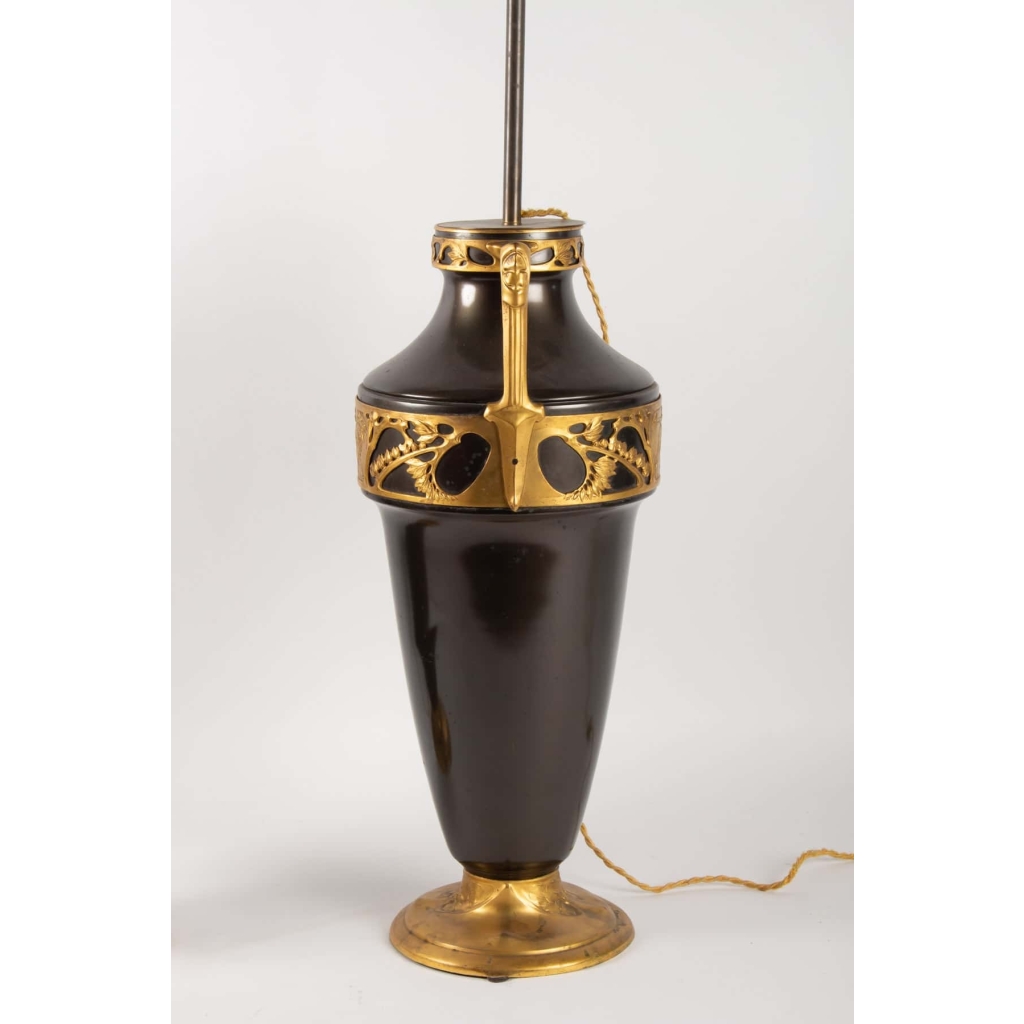 1900′ Paire de Lampes Forme Amphore Bronze Double Patine Époque Art Nouveau Jugenstil Décor Aux Puttis Signées Kayser | Biron 1900′ Paire de Lampes Forme Amphore Bronze Double Patine Époque Art Nouveau Jugenstil Décor Aux Puttis Signées Kayser