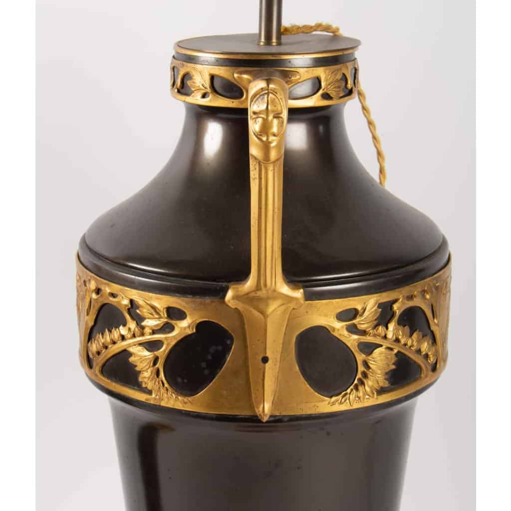 1900′ Paire de Lampes Forme Amphore Bronze Double Patine Époque Art Nouveau Jugenstil Décor Aux Puttis Signées Kayser | Biron 1900′ Paire de Lampes Forme Amphore Bronze Double Patine Époque Art Nouveau Jugenstil Décor Aux Puttis Signées Kayser