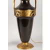 1900′ Paire de Lampes Forme Amphore Bronze Double Patine Époque Art Nouveau Jugenstil Décor Aux Puttis Signées Kayser | Biron 1900′ Paire de Lampes Forme Amphore Bronze Double Patine Époque Art Nouveau Jugenstil Décor Aux Puttis Signées Kayser