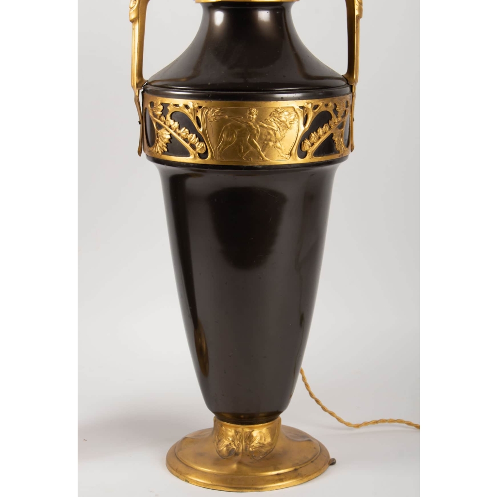 1900′ Paire de Lampes Forme Amphore Bronze Double Patine Époque Art Nouveau Jugenstil Décor Aux Puttis Signées Kayser | Biron 1900′ Paire de Lampes Forme Amphore Bronze Double Patine Époque Art Nouveau Jugenstil Décor Aux Puttis Signées Kayser