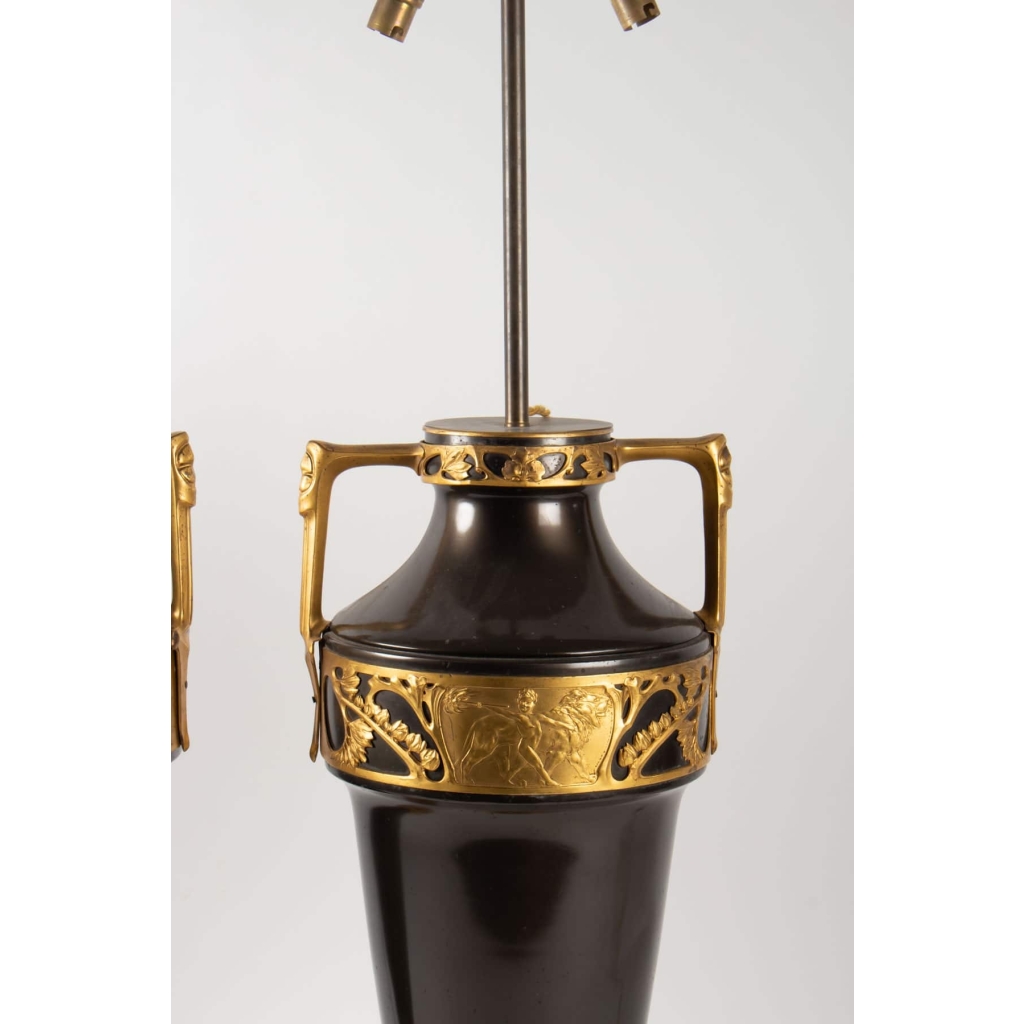 1900′ Paire de Lampes Forme Amphore Bronze Double Patine Époque Art Nouveau Jugenstil Décor Aux Puttis Signées Kayser | Biron 1900′ Paire de Lampes Forme Amphore Bronze Double Patine Époque Art Nouveau Jugenstil Décor Aux Puttis Signées Kayser