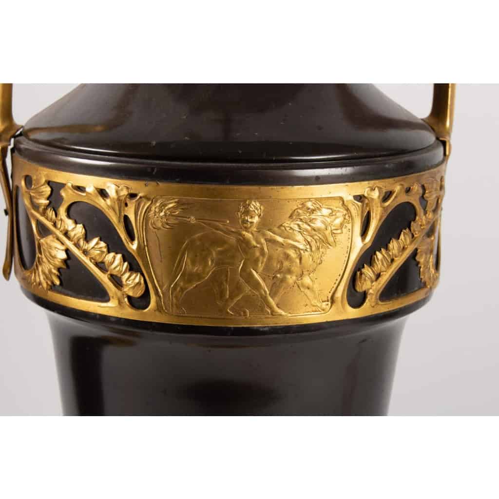 1900′ Paire de Lampes Forme Amphore Bronze Double Patine Époque Art Nouveau Jugenstil Décor Aux Puttis Signées Kayser | Biron 1900′ Paire de Lampes Forme Amphore Bronze Double Patine Époque Art Nouveau Jugenstil Décor Aux Puttis Signées Kayser