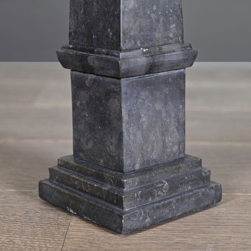 Paire de Petits Obélisques en Marbre gris et noir de style Napoléon III, XXème Siècle.
