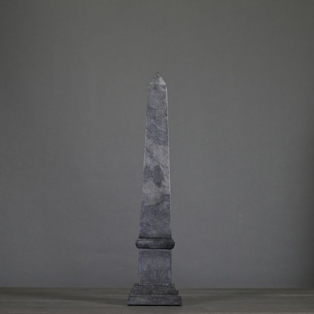 Paire de Petits Obélisques en Marbre gris et noir de style Napoléon III, XXème Siècle.