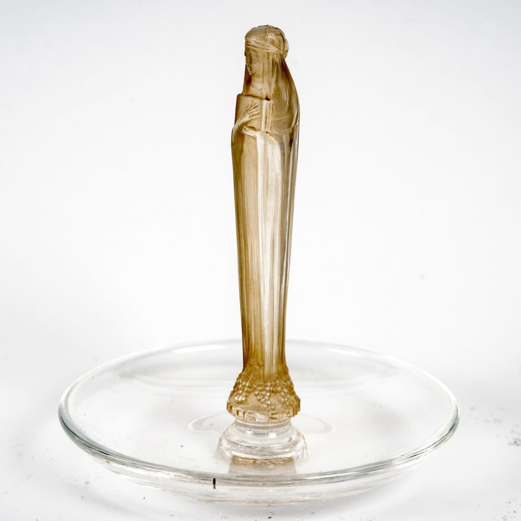  Cendrier Baguier « Clos Sainte Odile » verre blanc patiné sépia de René LALIQUE | Biron   Cendrier Baguier "Clos Sainte Odile" verre blanc patiné sépia de René LALIQUE