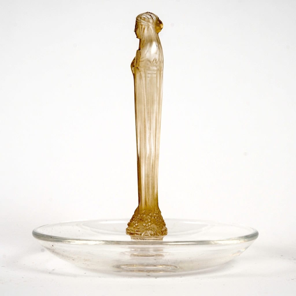  Cendrier Baguier « Clos Sainte Odile » verre blanc patiné sépia de René LALIQUE | Biron   Cendrier Baguier "Clos Sainte Odile" verre blanc patiné sépia de René LALIQUE
