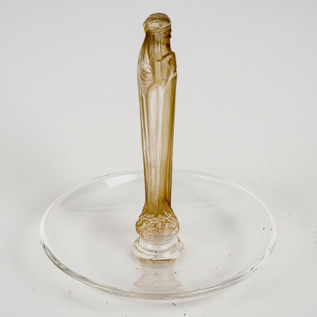  Cendrier Baguier « Clos Sainte Odile » verre blanc patiné sépia de René LALIQUE | Biron   Cendrier Baguier "Clos Sainte Odile" verre blanc patiné sépia de René LALIQUE
