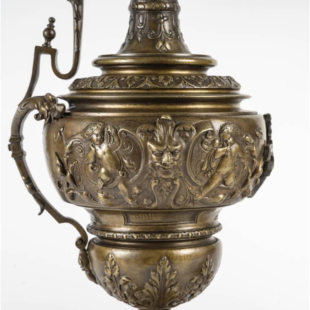 Importante Paire d’Aiguières en Bronze de Style Empire, Fin du XIXème Siècle ou Début du XXème Siècle.