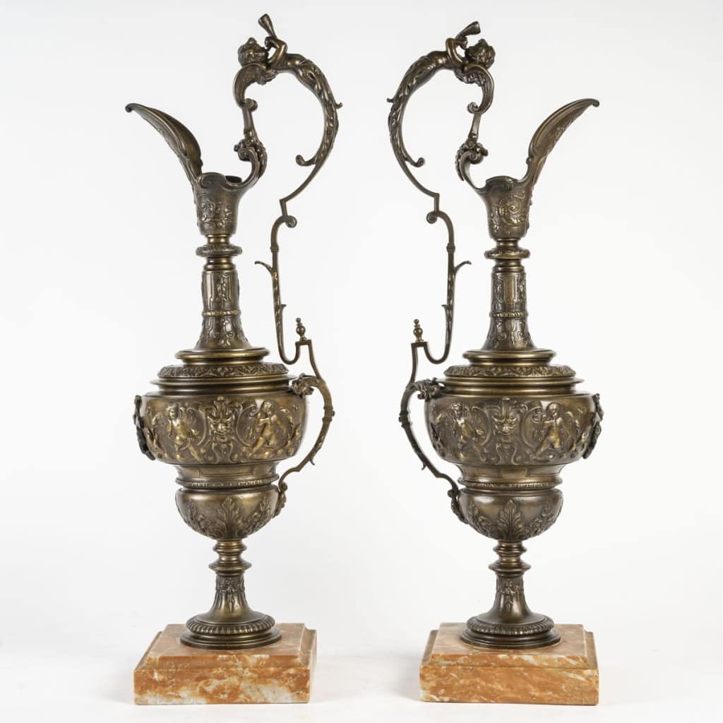 Importante Paire d’Aiguières en Bronze de Style Empire, Fin du XIXème Siècle ou Début du XXème Siècle.