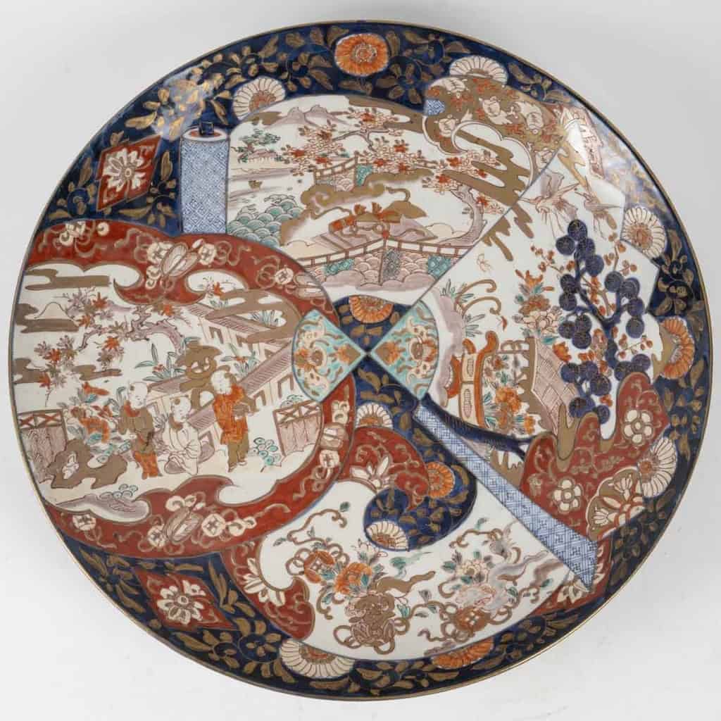 Très grand plat japonais avec décors de scène d’enfants et paysages | Biron Très grand plat japonais avec décors de scène d'enfants et paysages